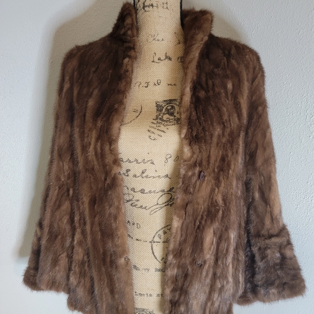 Leigh Of Racine Fur - Picture 2 of 4